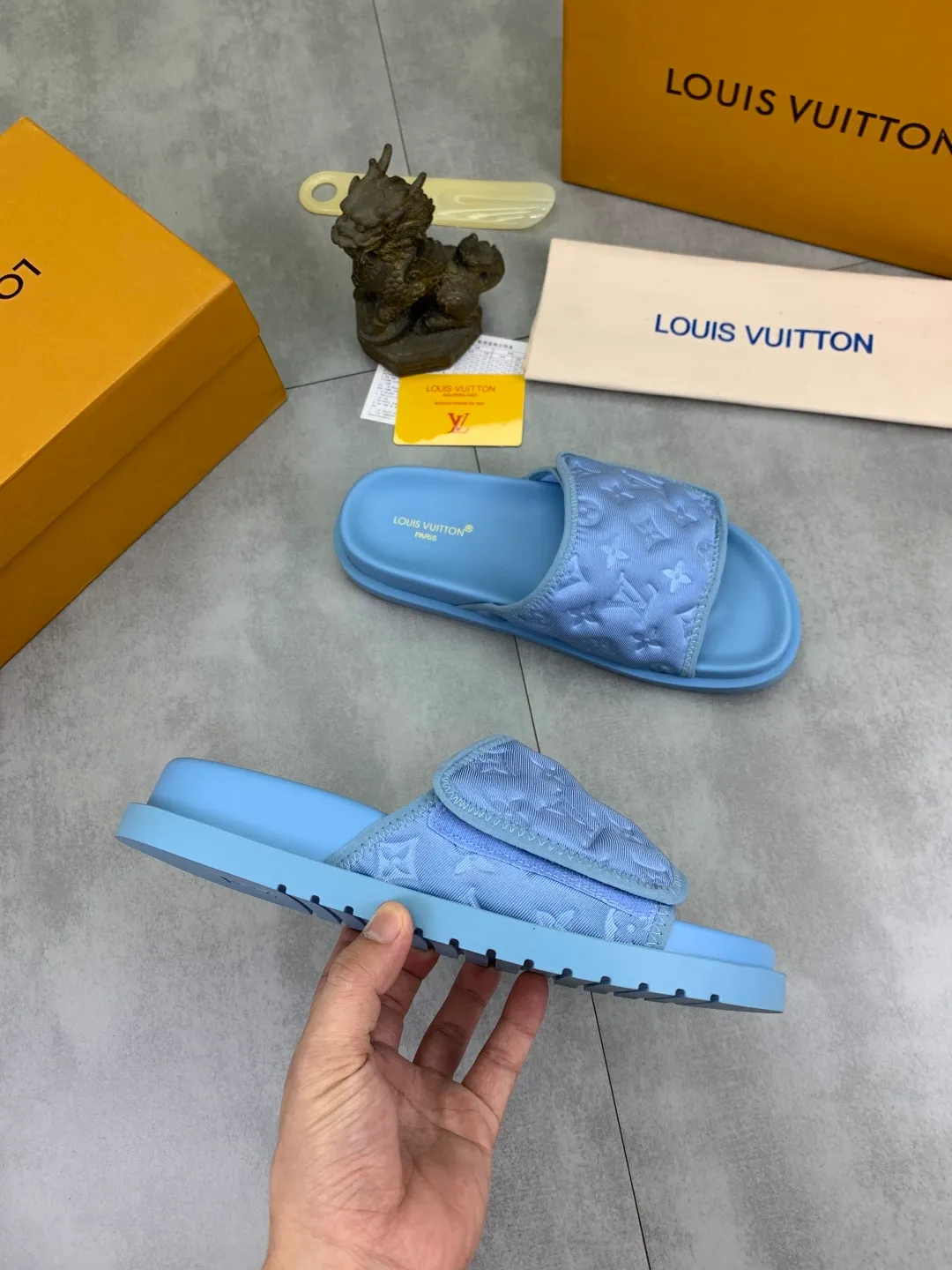 Men's shoes 💰P320 💰[New style]🆘 Original quality [LOUIS VUITTON] The popular Louis Vuitton LV men's slippers on the official website are on sale simultaneously! Original fabric imported from Italy, original factory special supply, code number: 38-44 (45 customized), many colors available